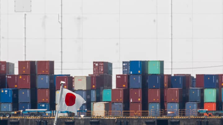 Uma bandeira do Japão flutua perto de contêineres de carga na orla de Odaiba, em Tóquio, em 6 de agosto de 2020. (Foto: BEHROUZ MEHRI | Contributor | Getty Images)