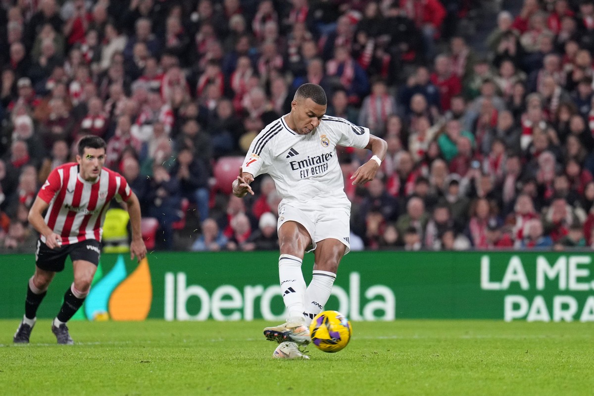 Kylian Mbappé cobrando pênalti em partida do Real Madrid em dezembro de 2024 (Foto: Getty Images)