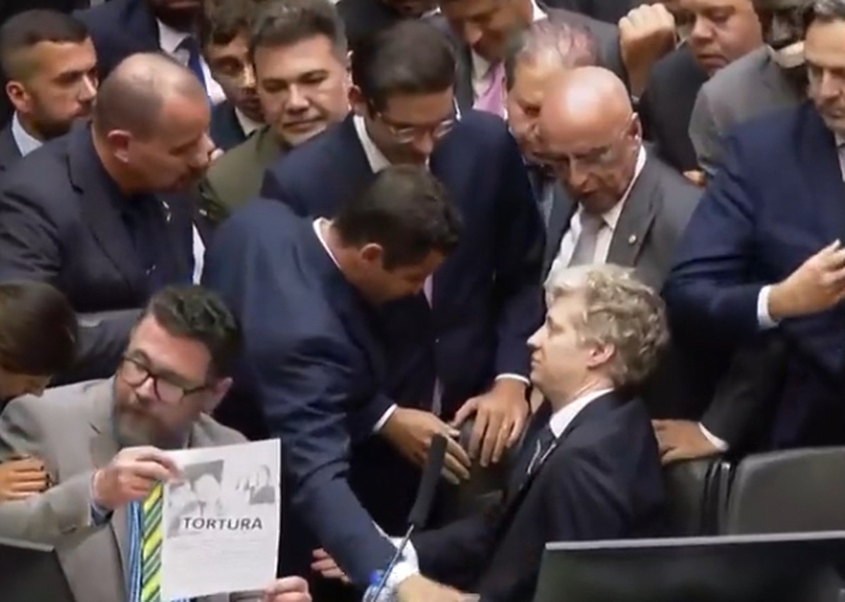 Deputado Marcel Van Hattem resiste em sair da cadeira do presidente da Câmara, Hugo Motta (Foto: Reprodução)
