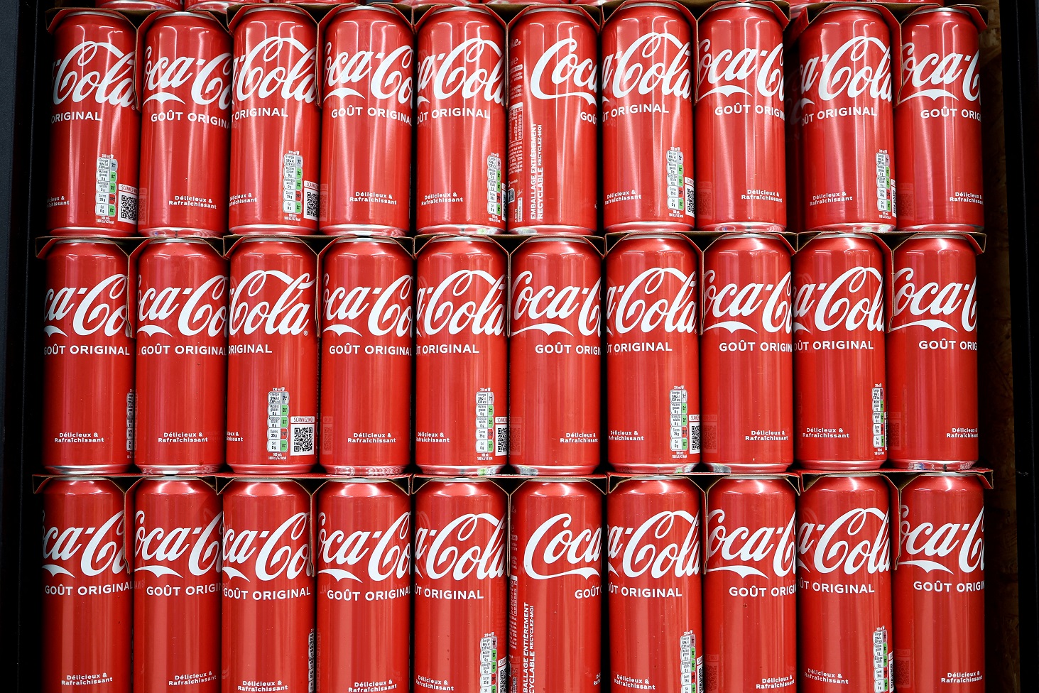 Latas de Coca-Cola são exibidas à venda em uma prateleira de supermercado em Perros-Guirec, França, em 18 de abril de 2025. (Foto: REUTERS/Benoit Tessier/Foto de Arquivo)