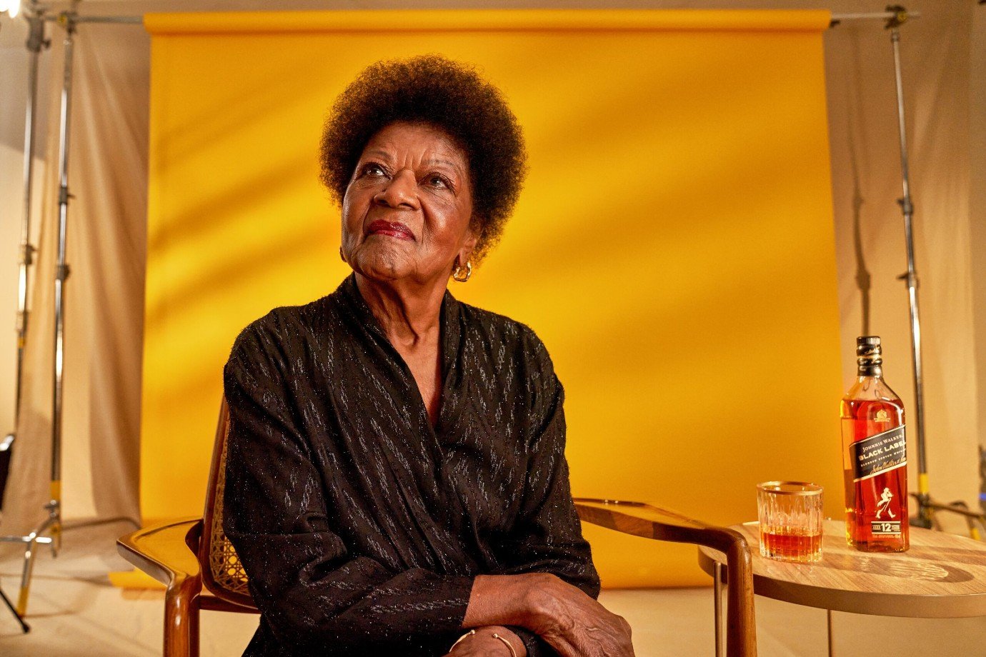Diageo e AlmapBBDO promovem reparação histórica na Bossa Nova com nova campanha Alaíde Costa: reconhecida como Mãe da Bossa Nova na campanha “Errata aos 88”, criada por AlmapBBDO para Johnnie Walker (Foto: Divulgação)