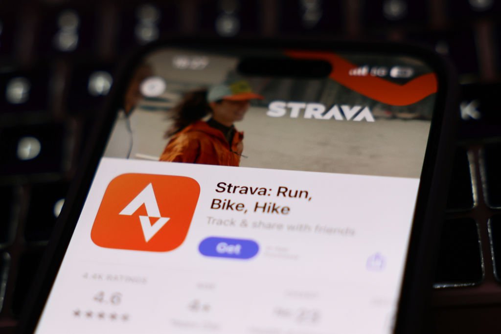 Strava registra o trajeto feito em tempo real e é possível compartilhar e ver a rota de outros atletas (Foto: NurPhoto /Getty Images)