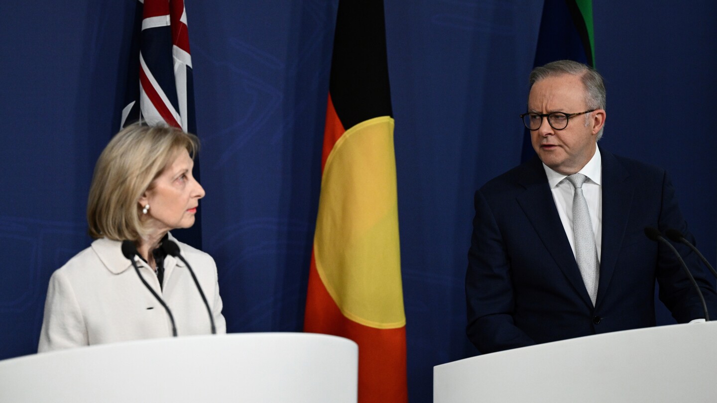 O Primeiro-Ministro australiano Anthony Albanese e a Enviada Especial para Combater o Antissemitismo Jillian Segal falam à mídia durante uma coletiva de imprensa nos Escritórios Parlamentares da Commonwealth em Sydney, na quinta-feira, 10 de julho de 2025. (Foto: Dan Himbrechts/AAPImage via AP)