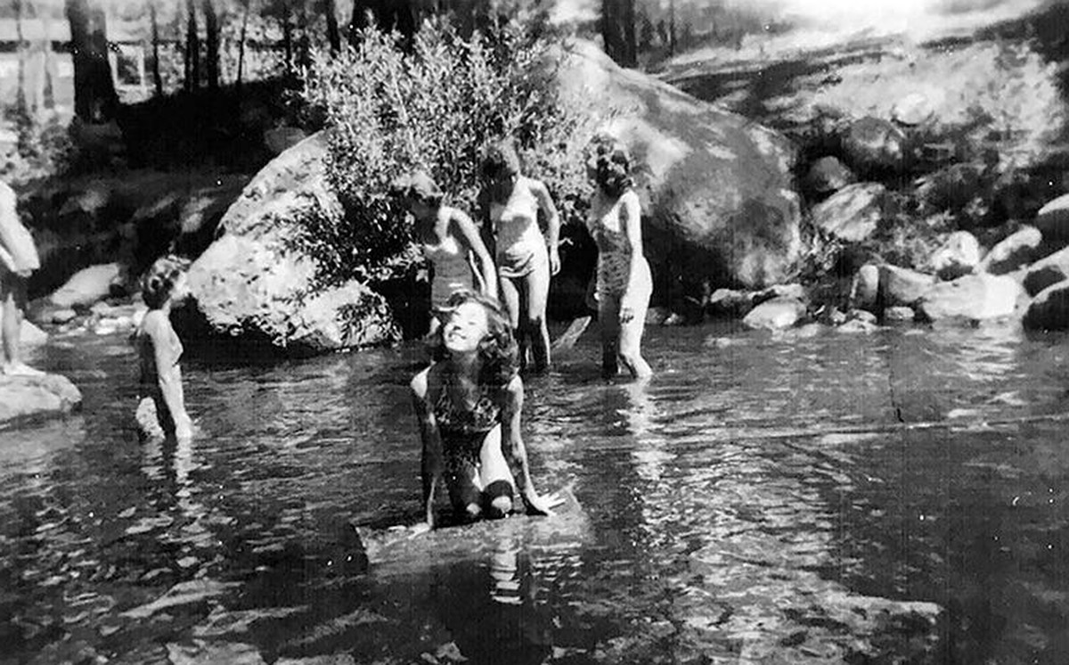 Barbara Kent e as outras meninas brincando em rio após explosão em 1945 (Foto: Acervo de família)