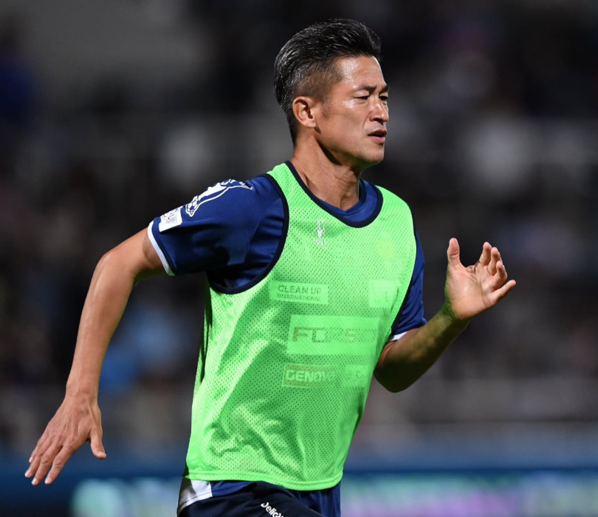 Kazuyoshi Miura aquece antes de partida de futebol (Foto: Reprodução/Instagram)