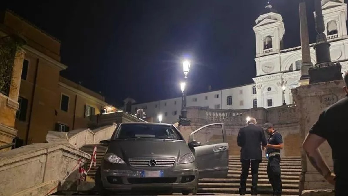 Idoso de 80 anos desce famosa escadaria de Roma com carro e acaba preso (Foto: Reprodução/Polícia de Roma)