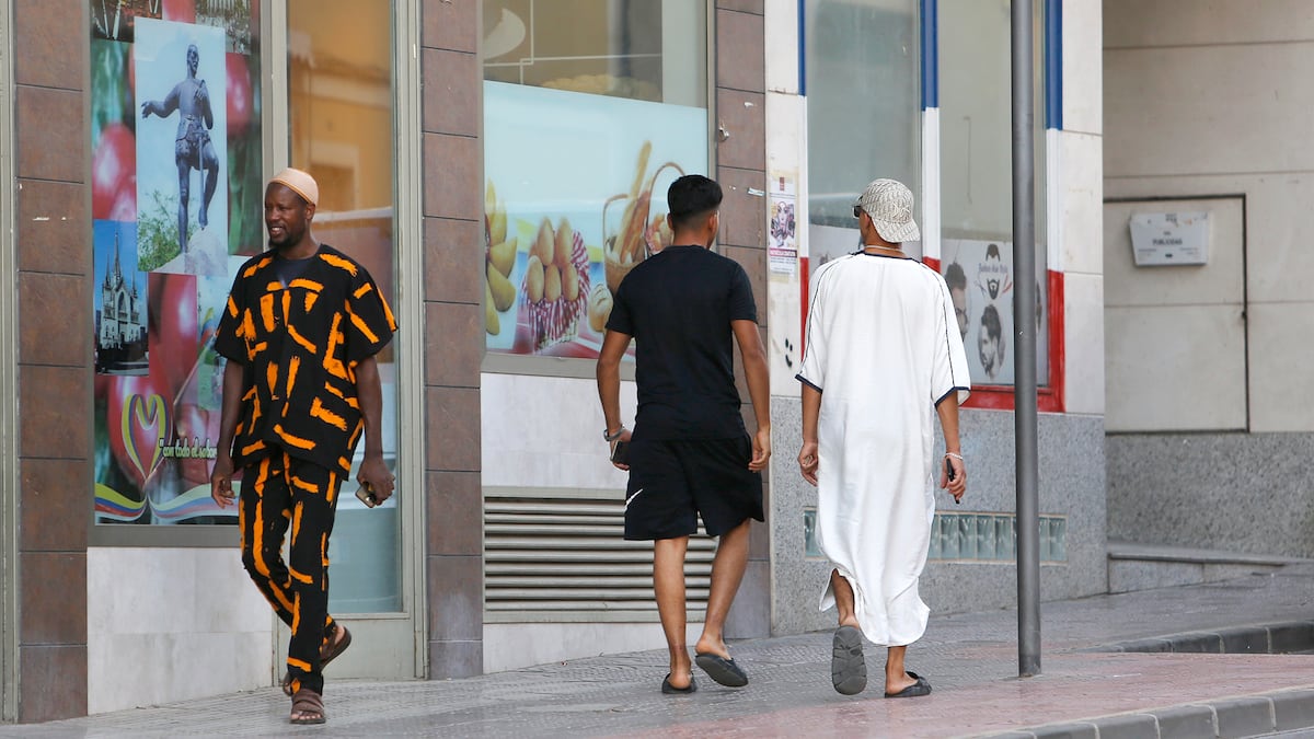 Musulmanos de Jumilla enfrentam incerteza sobre futuro de suas práticas religiosas Trabalhadores migrantes em uma rua de Jumilla (Murcia), este miércoles. (Foto: Joaquín De Haro)