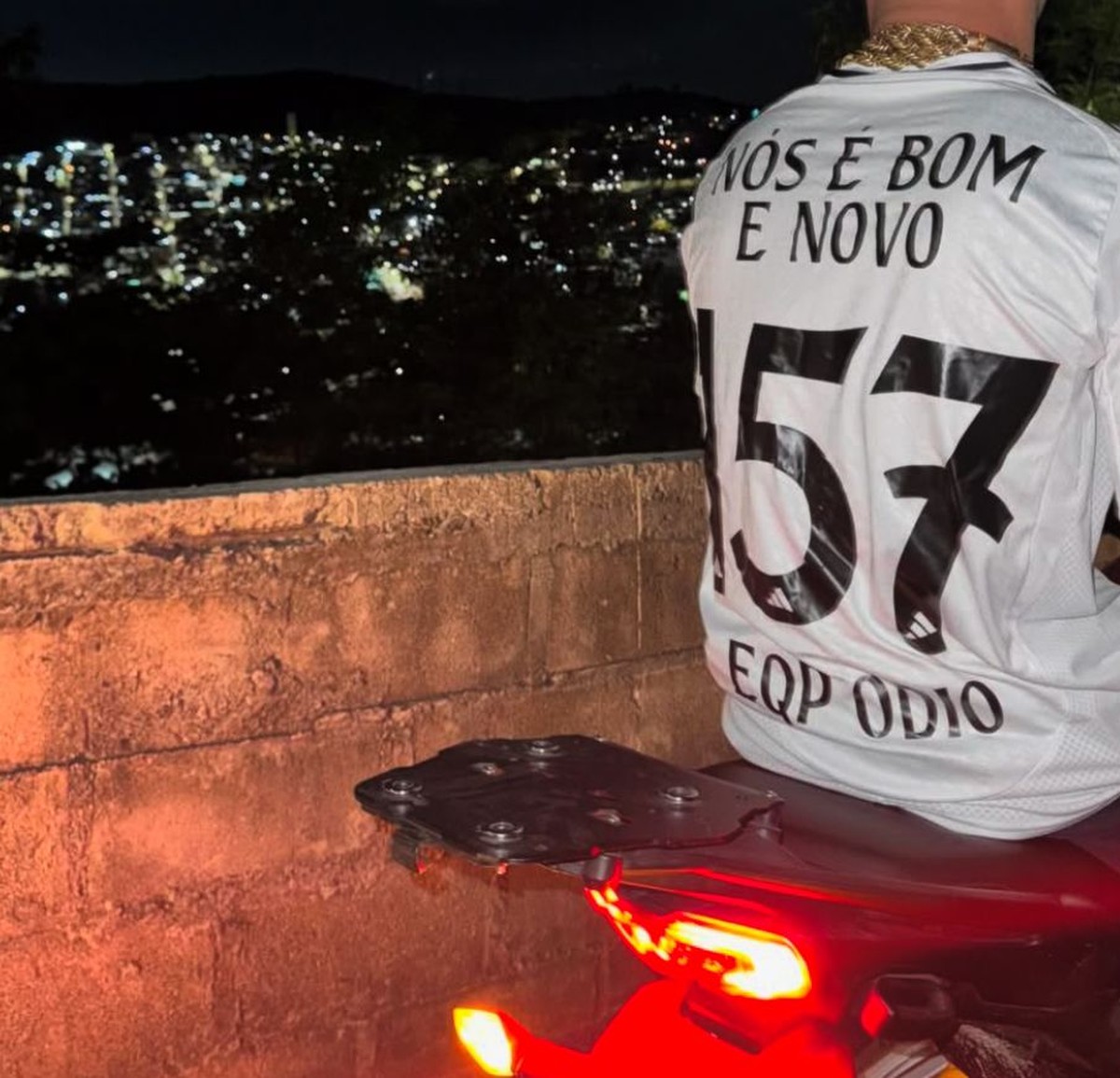 Adolescente infrator cumpre pena em semiliberdade após decisão da Justiça Uma das camisas usadas pela equipe. Na foto, vista para a Penha. (Foto: Reprodução)