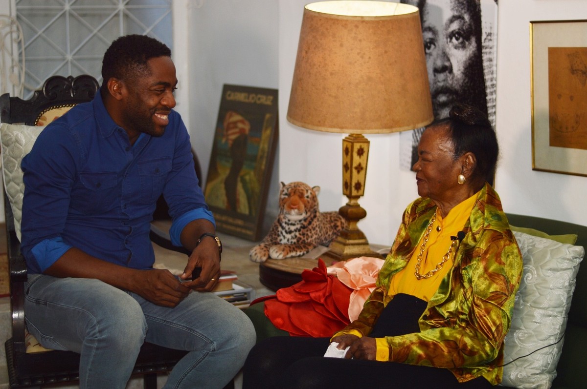 Lázaro Ramos revela capa de livro inspirado em conversas com Ruth de Souza Lázaro Ramos e Ruth de Souza (Foto: Divulgação)