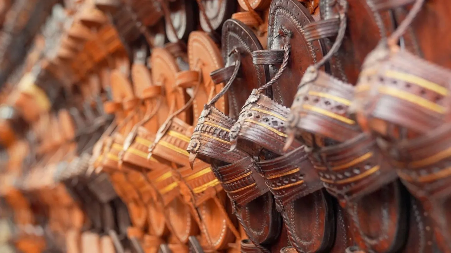 Artisans indianos protestam contra sandálias da Prada que imitam seu trabalho Os primeiros registros das sandálias de Kolhapur datam do século XII. (Foto: BBC)