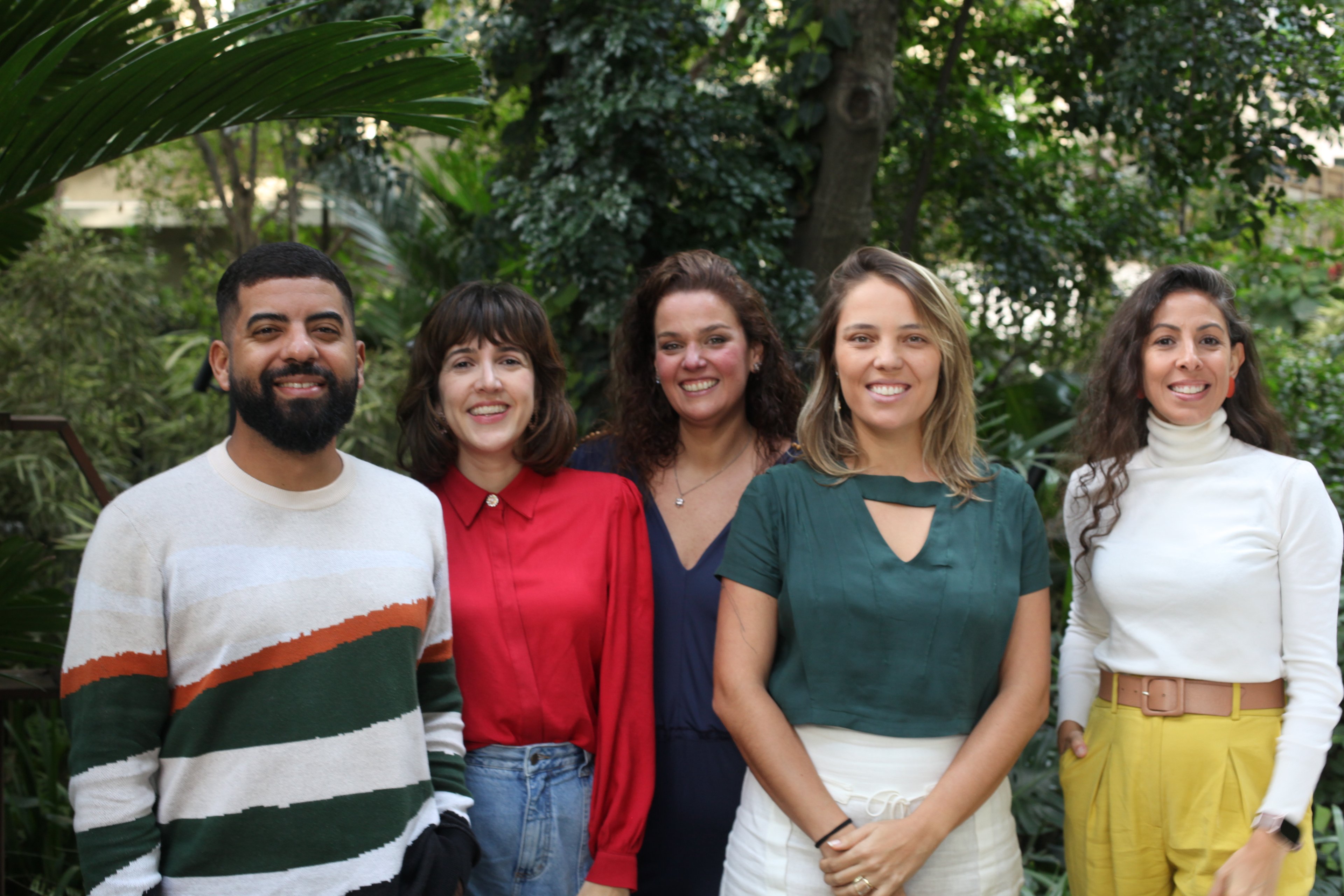 Sul global ganha nova plataforma para impulsionar inovação e financiamento Ellen Bileski, Flora Bitancourt, Jairo Malta, Marcela Bacchin e Ushi Araújo, cinco brasileiros com expertise no ecossistema social e ambiental (Foto: Divulgação)