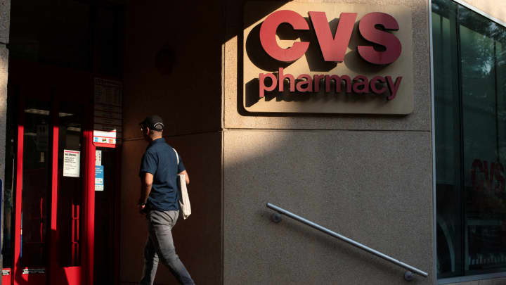 Ações da CVS disparam após resultados positivos e previsão otimista para o futuro O logotipo da farmácia CVS é visto do lado de fora de uma loja em 7 de agosto de 2024 em Austin, Texas. (Foto: Brandon Bell | Getty Images)