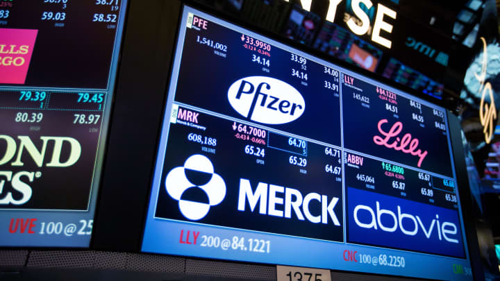 Ações em destaque ao meio-dia: Pfizer, Palantir, Coinbase e Staar Surgical se movimentam Foto: Reprodução