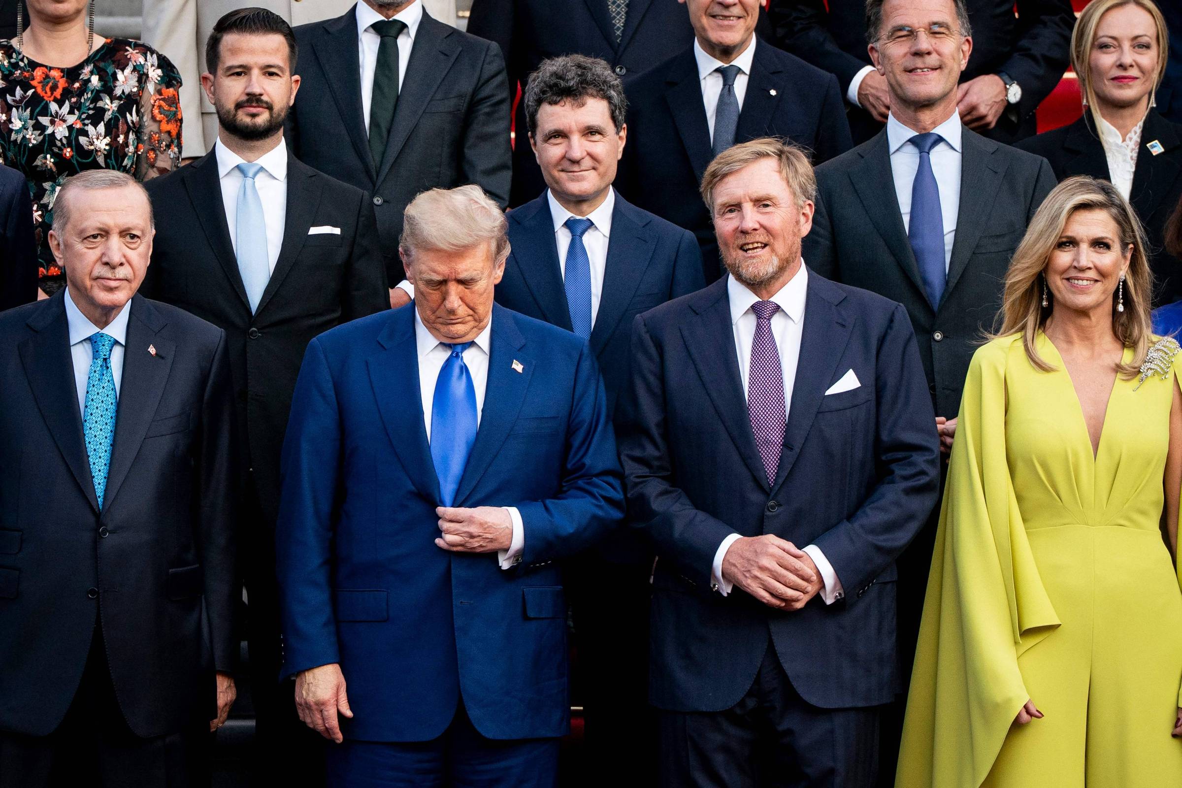 Otan apoia Trump, que questiona a defesa dos 31 membros da aliança Trump entre o presidente turco, Recep Tayyip Erdogan (esq.) e o casal real da Holanda, Willem-Alexander e Maxima; Mark Rutte está atrás, entre os soberanos de seu país (Foto: Haiyun Jiang/Pool/AFP)