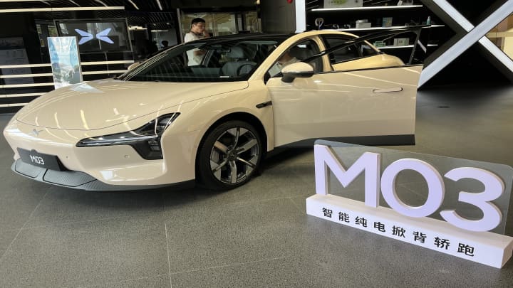 A montadora chinesa de carros elétricos Xpeng exibe seu cupê de mercado de massa Mona M03 dentro de um showroom da sede em Guangzhou, China, em 26 de agosto de 2024. (Foto: CNBC | Evelyn Cheng)