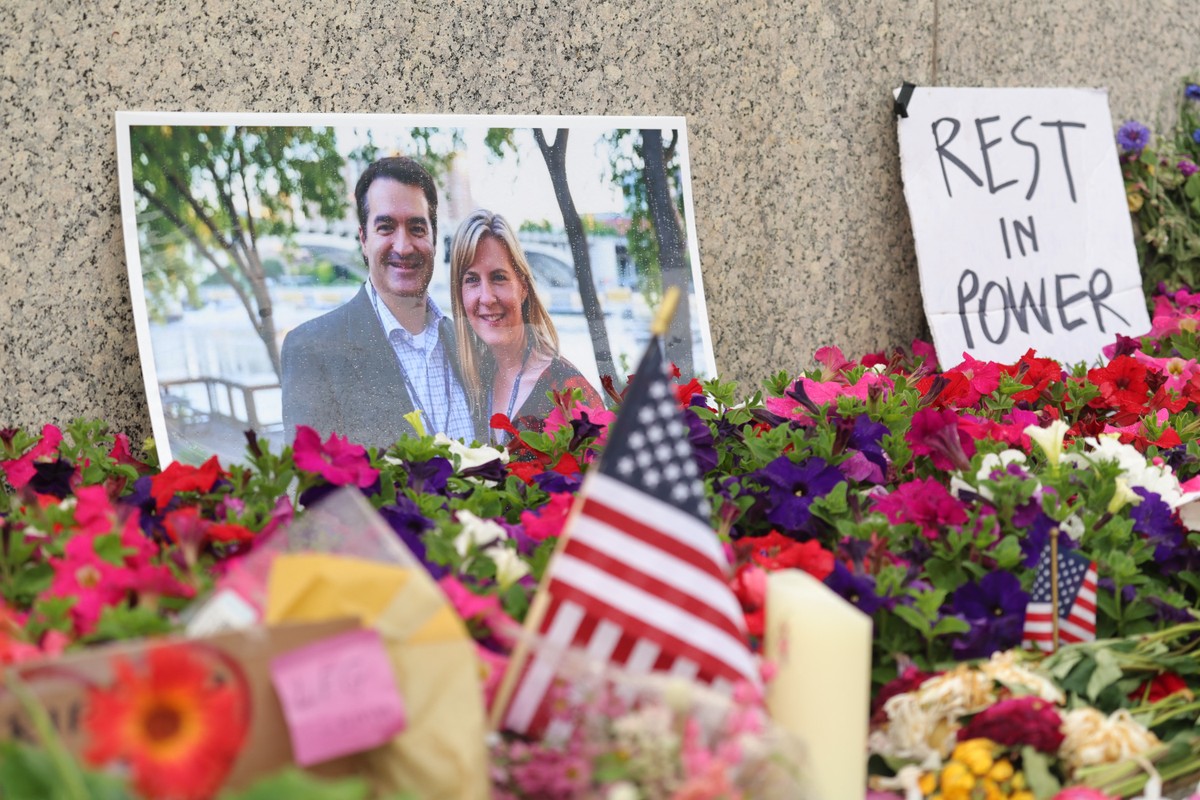 Homenagem improvisada no Capitólio de Minnesota lembra a deputada Melissa Hortman e seu marido, Mark, mortos a tiros em ataque político que chocou o estado no sábado (Foto: Steven Garcia / Getty Images via AFP)