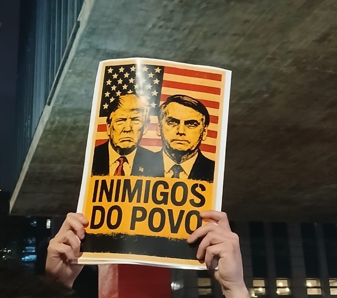 Manifestantes em São Paulo protestam contra tarifaço de Trump Trump e Bolsonaro viram alvo de manifestantes depois de tarifaço (Foto: Heitor Mazzoco/VEJA)