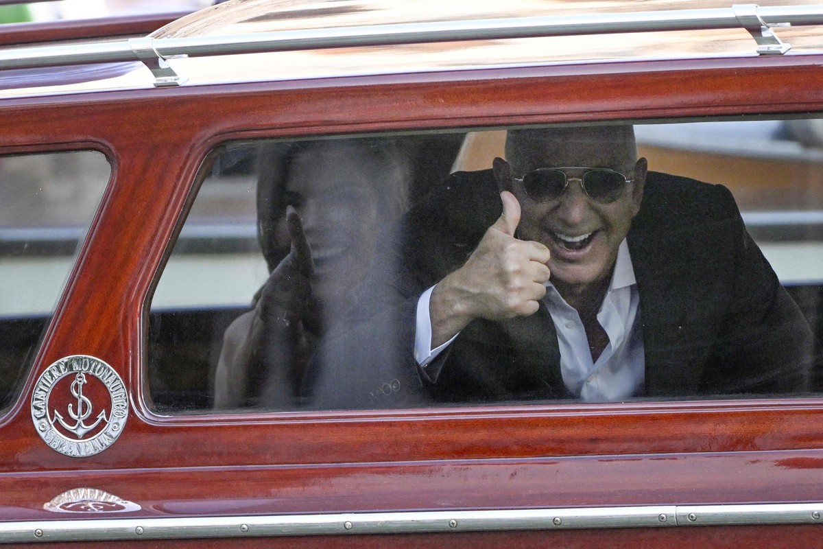 Jeff Bezos realiza casamento extravagante em Veneza com investimento de R$ 250 milhões Jeff Bezos, fundador da Amazon, e Lauren Sánchez acenam no táxi aquático no Hotel Aman, em Veneza, cidade onde vão se casar (Foto: ANDREA PATTARO / AFP)