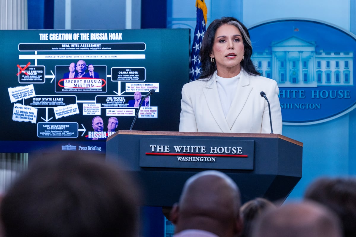 Senadores republicanos pedem investigação sobre acusações de traição de Trump a Obama Diretora de Inteligência Nacional Tulsi Gabbard, falando na Casa Branca na quarta-feira para implicar Obama no "hoax russo." (Foto: SHAWN THEW/EFE)