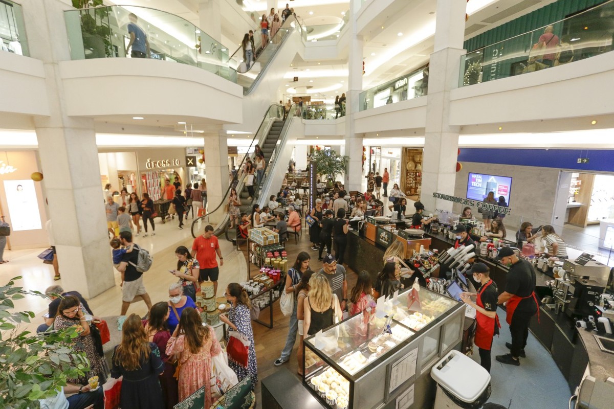Portaria que limita trabalho em feriados é considerada obsoleta e deve ser revogada Movimento em shopping do Rio (Foto: Roberto Moreyra / Agência O Globo)
