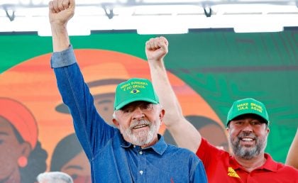 Lula defende que minerais do Brasil não serão explorados por estrangeiros Lula ao lado do ministro de Minas e Energia, Alexandre Silveira, durante cerimônia de Entregas do Governo Federal ao Vale do Jequitinhonha, no Parque de Eventos de Minas Novas (MG). (Foto: Ricardo Stuckert / PR)