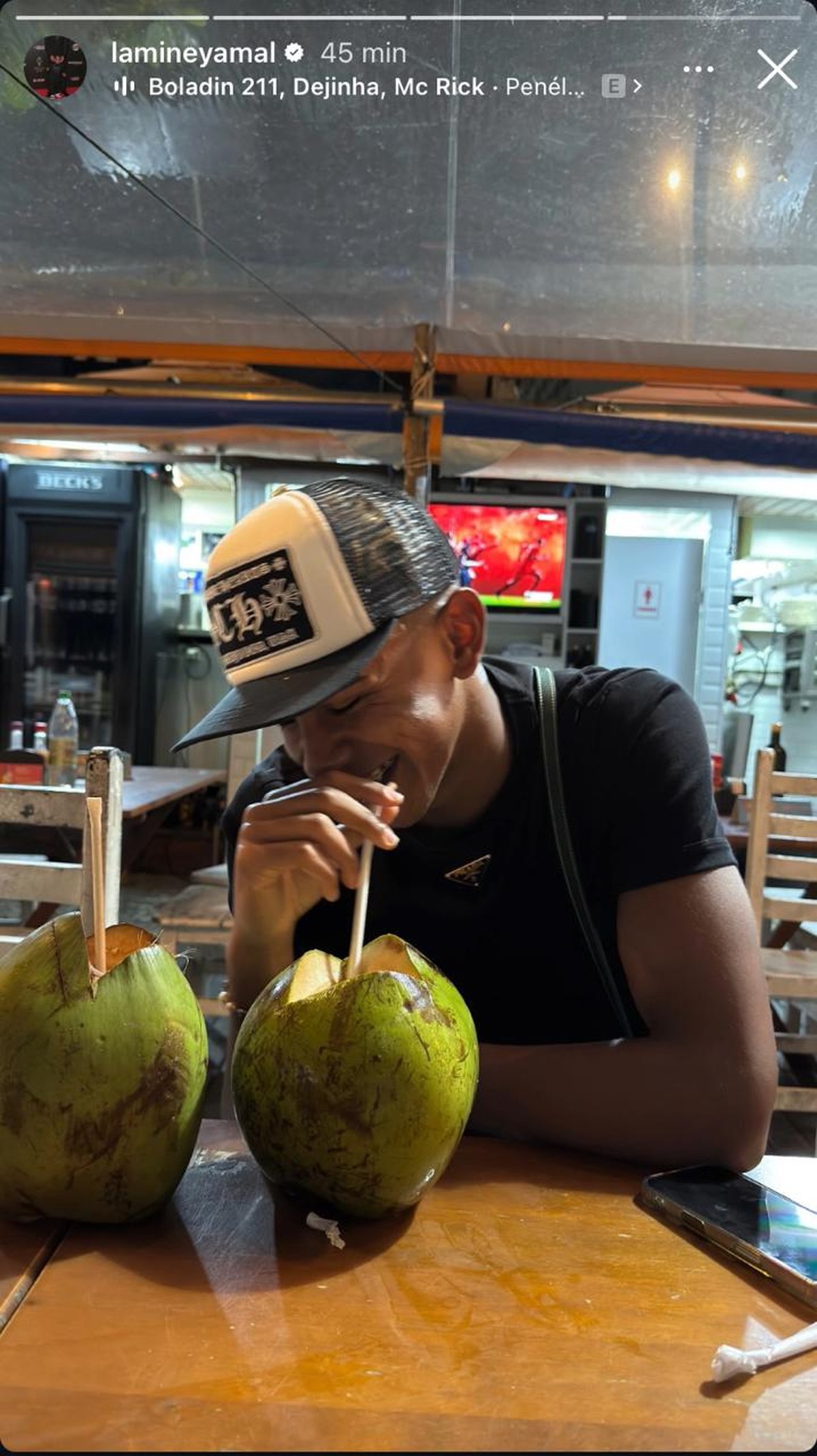 Lamine Yamal desfruta férias no Brasil com água de coco e vista do Cristo Redentor De férias no Brasil, Lamine Yamal bebe água de coco num quiosque do Rio (Foto: Reprodução)