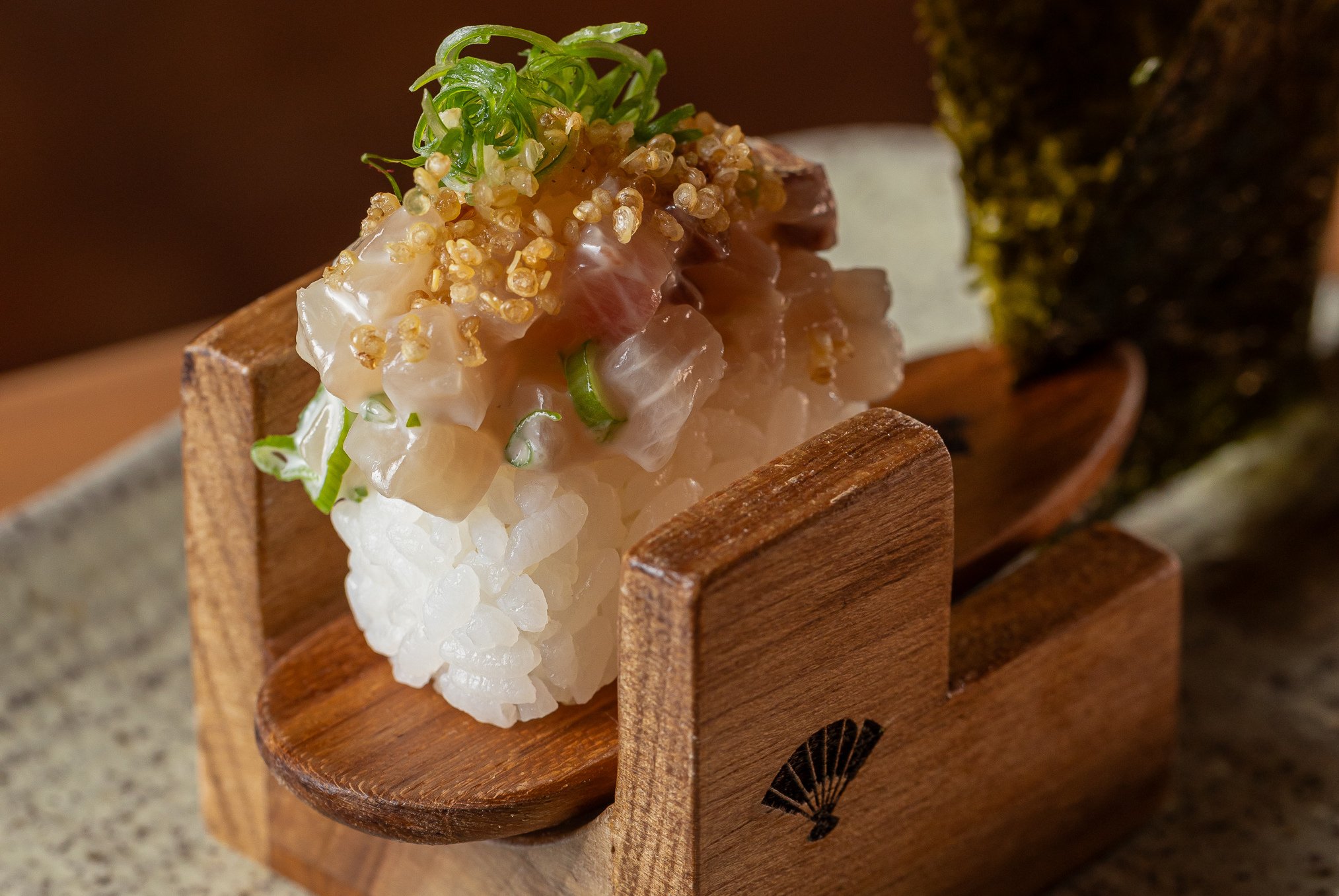 Restaurante japonês famoso na Faria Lima reformula espaço e atualiza cardápio Hand Roll Yellowtail: uma das atrações do novo cardápio. (Foto: Divulgação)