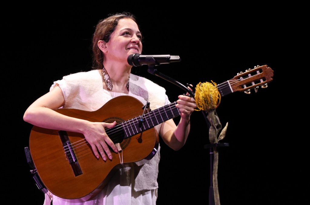Natalia Lafourcade anuncia gravidez inesperada aos 41 anos e fãs comemoram Natalia Lafourcade surpreende seus fãs durante a turnê com a notícia de sua primeira gravidez aos 41 anos: "Eu realmente não vi isso chegando" (Foto: Reprodução)