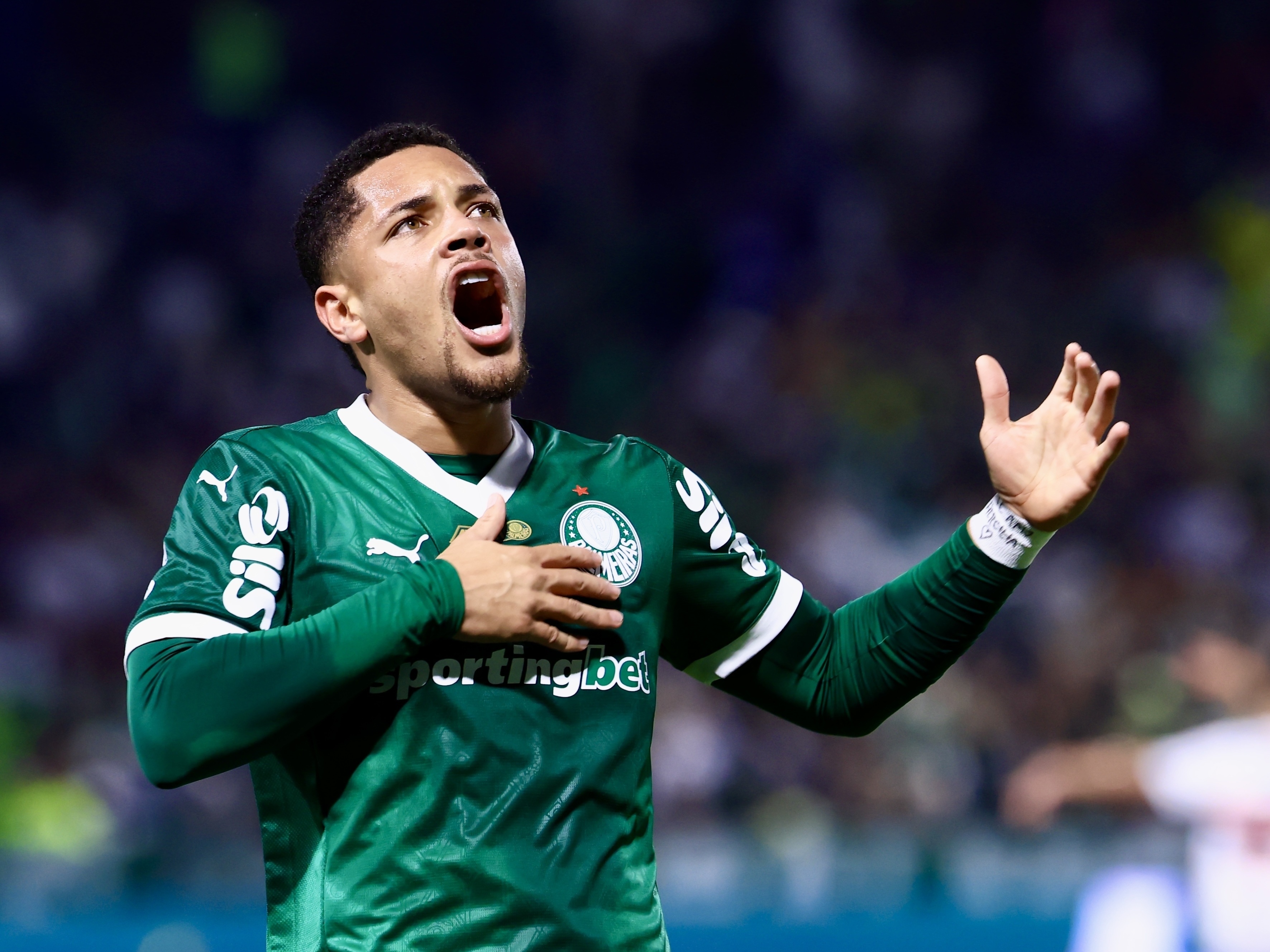 Palmeiras investe mais em contratações do que a receita de 11 clubes brasileiros