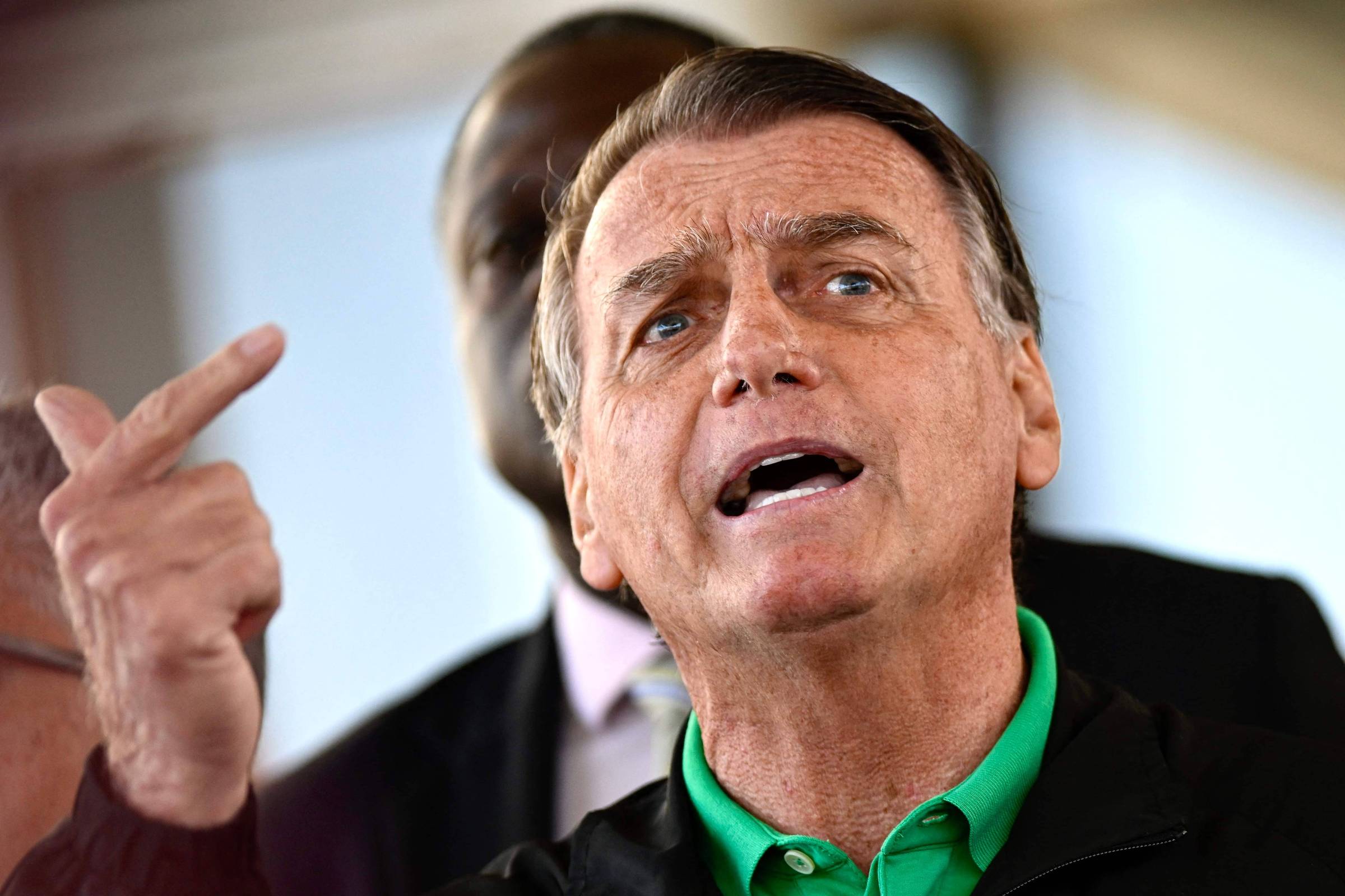 Bolsonaro provoca polêmica ao defender sua liberdade de expressão na sociedade brasileira O ex-presidente Jair Bolsonaro (PL) fala com a imprensa em julho, antes da imposição de medidas cautelares pelo STF (Supremo Tribunal Federal), em julho (Foto: Mateus Bonomi - 17.jul.25/AFP)