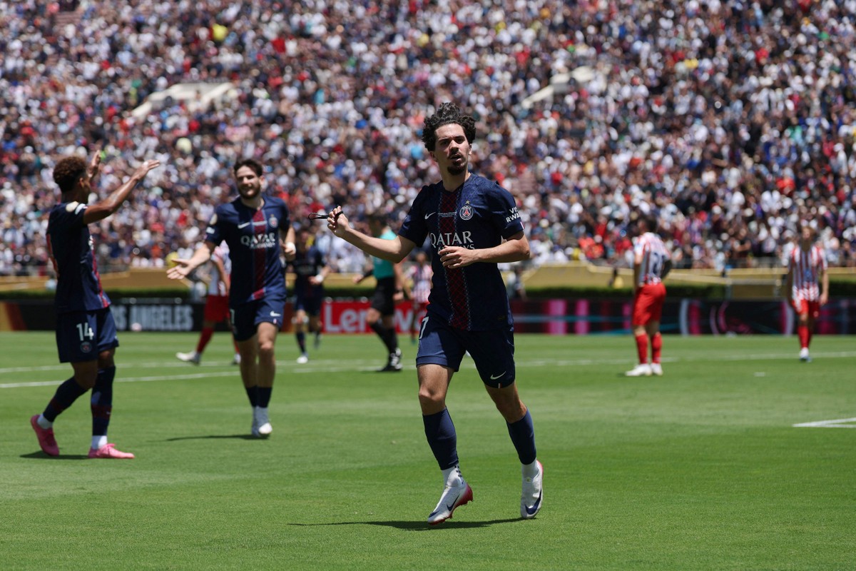 Botafoguenses encontram jogador do PSG em Los Angeles e fazem brincadeira divertida