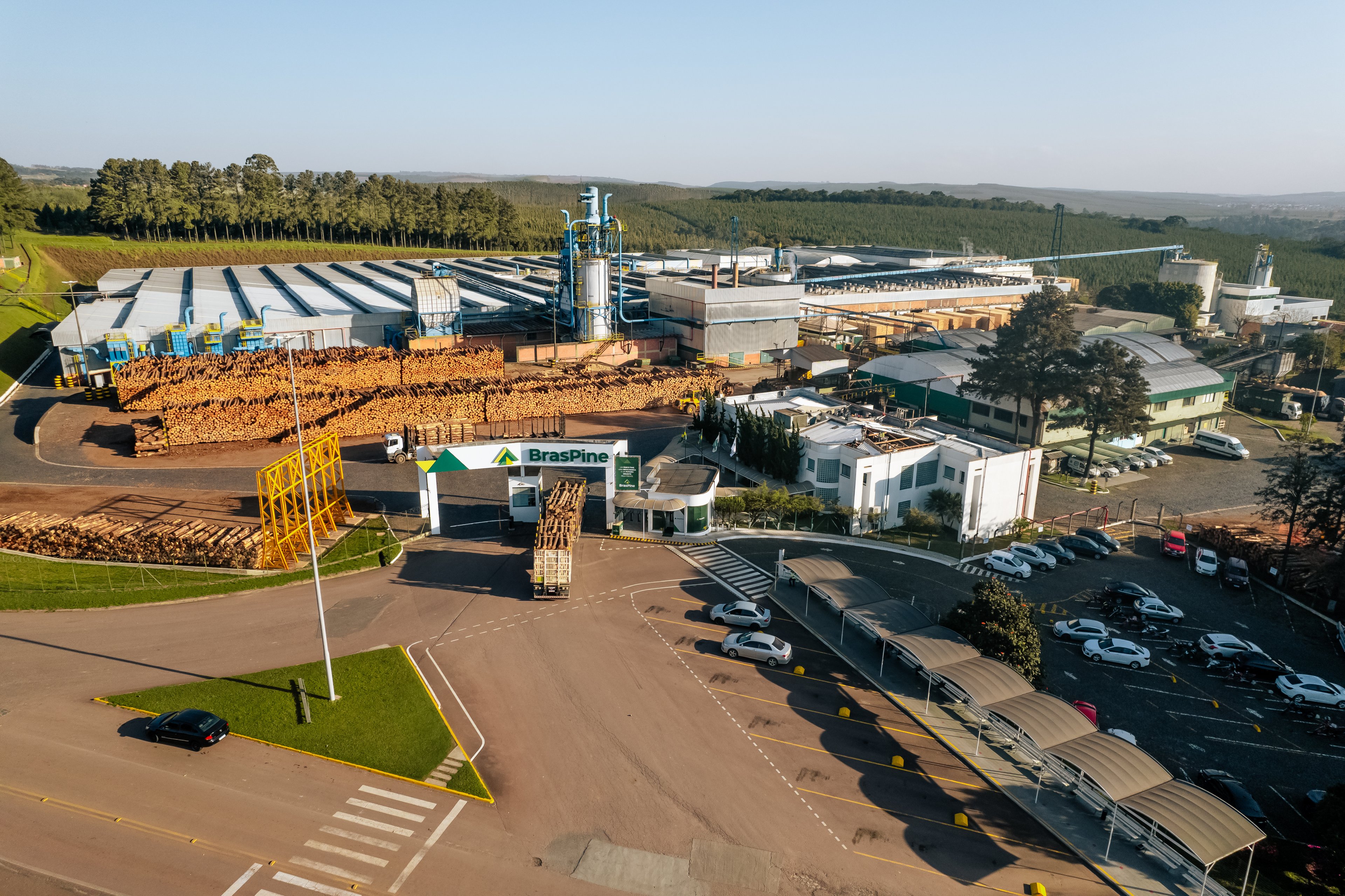 Empresas reagem à tarifa de 50% imposta por Donald Trump ao Brasil Unidade da BrasPine, em Jaguariaíva, Paraná, que irá liberar 700 funcionários para férias coletivas (Foto: BrasPine/Divulgação)