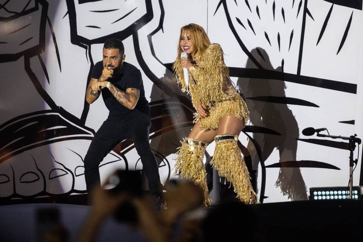 Intérprete de libras encanta ao traduzir show de Joelma com muita energia Adriano Ruan viraliza ao traduzir show de Joelma para a Linguagem dos Sinais (Foto: Reprodução)