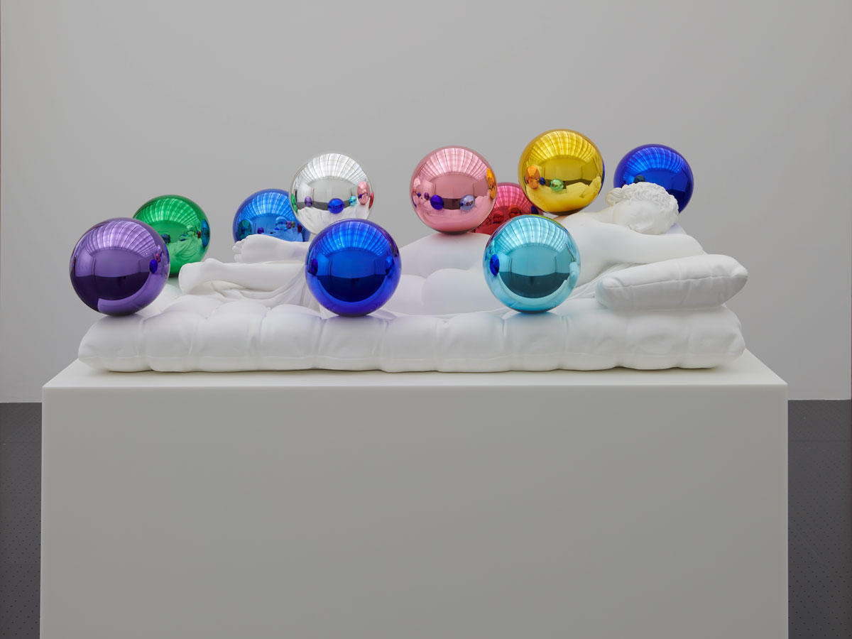 Exposição revela gerações de 'copistas' inspirados nas obras-primas do Louvre Jeff Koons, (Sleeping Hermaphrodite) Gazing Balls, 2025, vista da instalação. Foto: ©2025 Marc Domage/Centre Pompidou-Metz; Arte: ©Jeff Koons