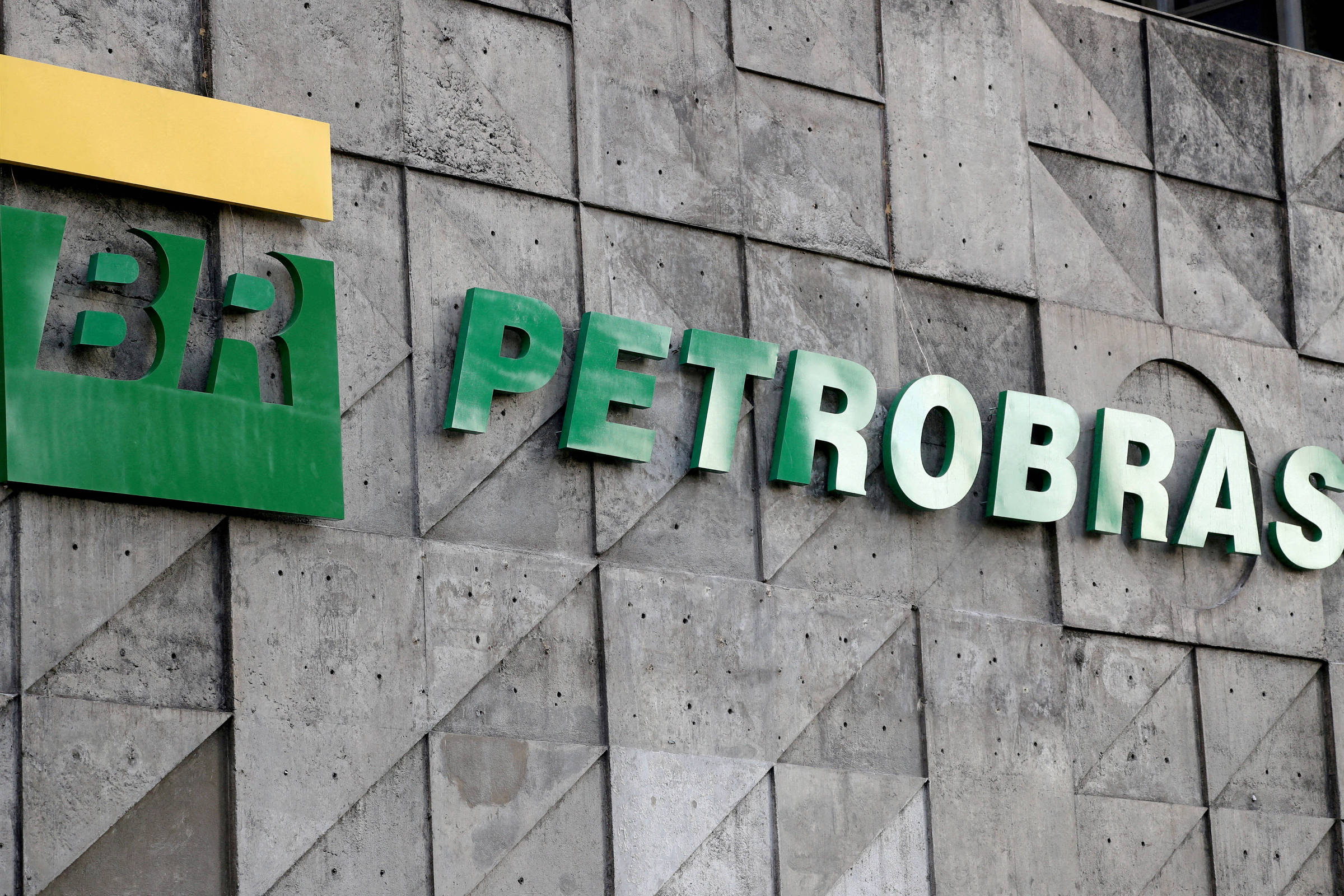 Logotipo da Petrobras na sede da companhia, no centro do Rio de Janeiro (Foto: Sergio Moraes - 16.out.19/REUTERS)