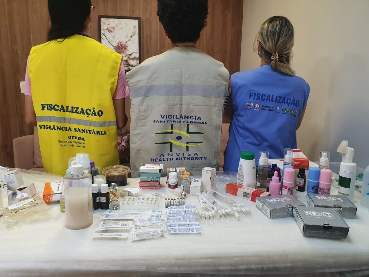 Anvisa aponta que apenas 3 das 38 clínicas de estética estão regulares sanitariamente Equipes na operação (Foto: Divulgação/Anvisa)