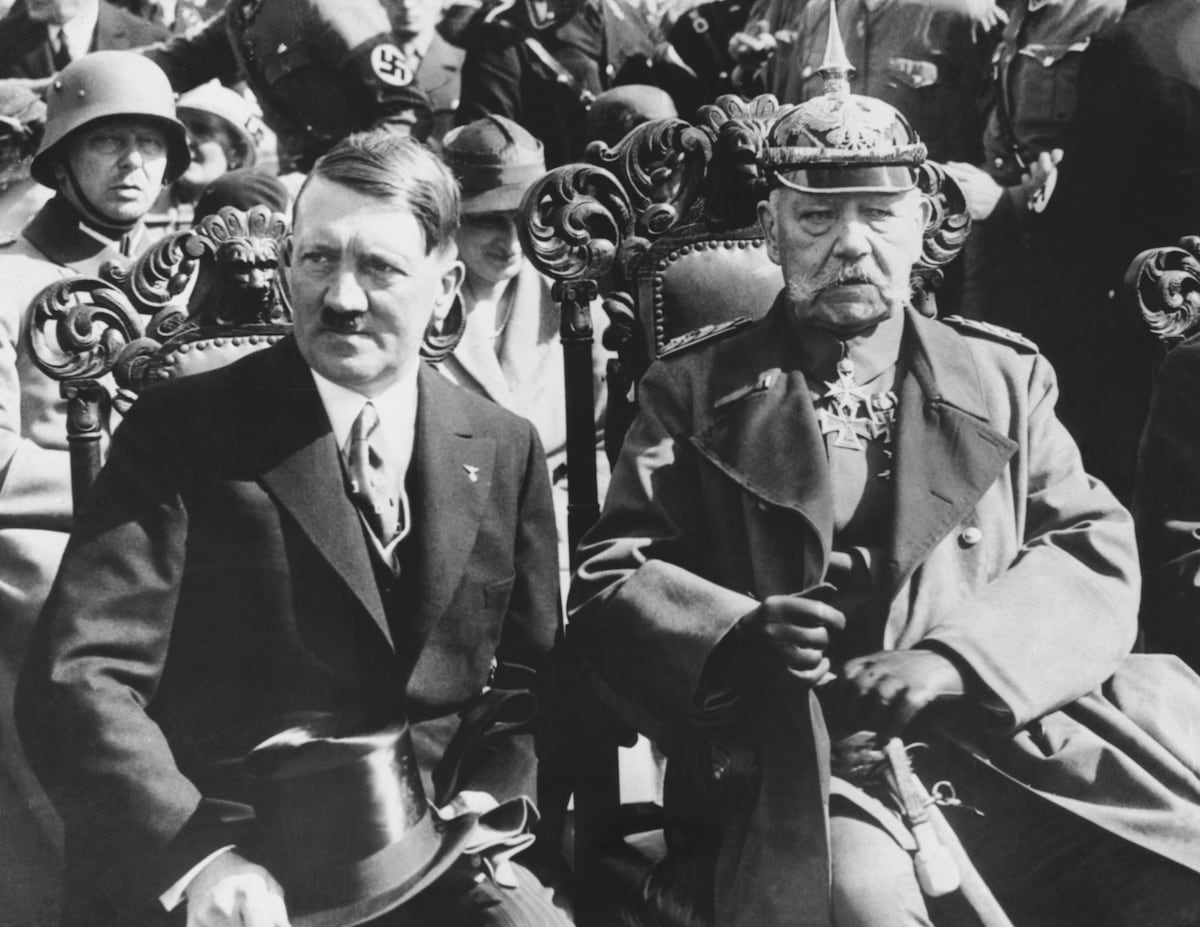 Democracias em risco: reflexões sobre Weimar e protestos históricos na literatura O líder nazista Adolf Hitler e o presidente alemão Paul von Hindenburg, rodeados de soldados em janeiro de 1933. (Foto: Hulton-Deutsch / CORBIS / Getty Images)