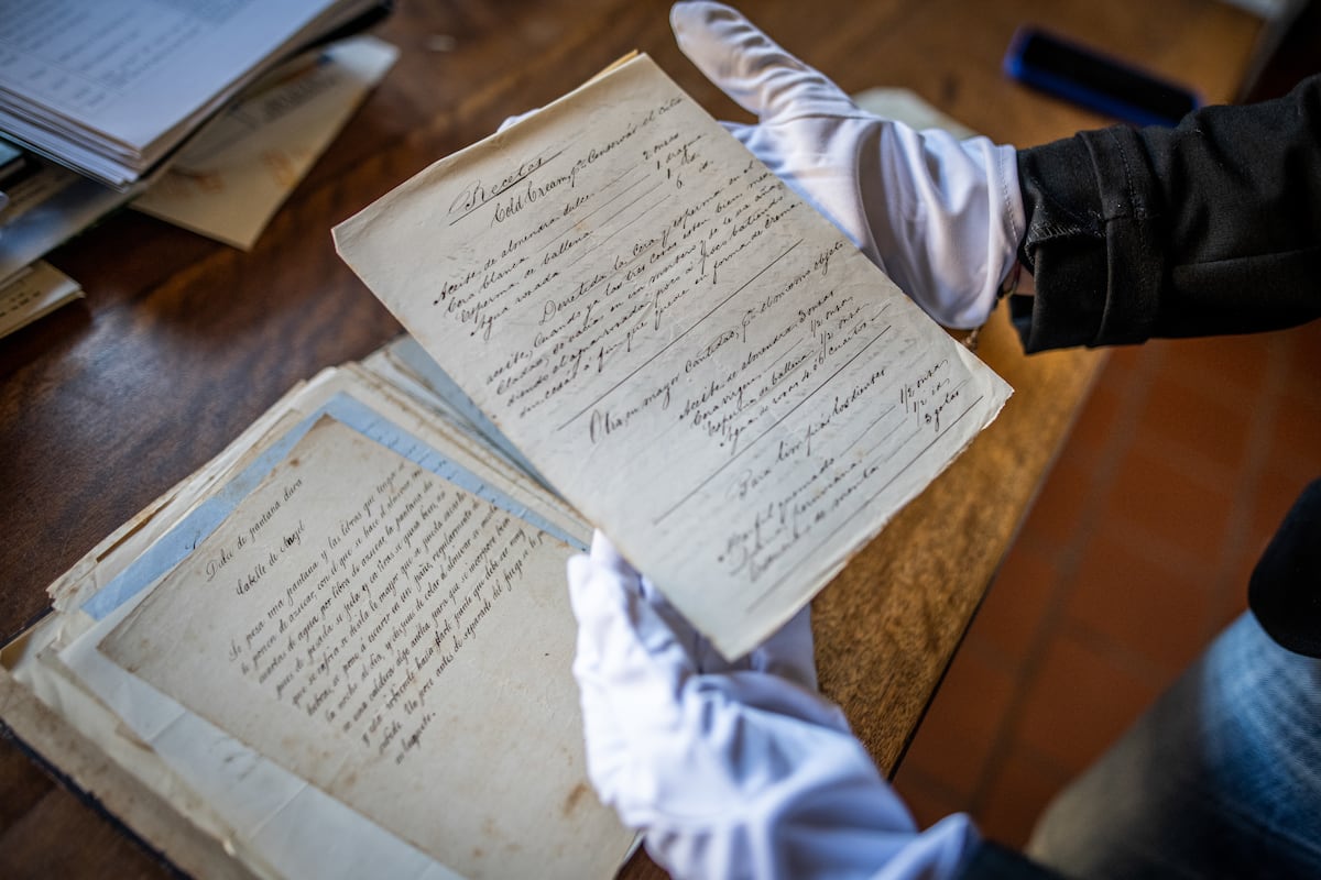 Escritora canária resgata 5.000 receitas históricas para valorizar mulheres do passado Yanet Acosta, escritora e jornalista, no arquivo do ayuntamiento de Garachico. Yanet coletou mais de 5.000 receitas da gastronomia canária. (Foto: Miguel Velasco Almendral)