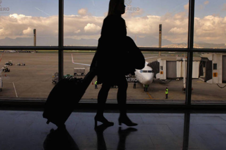 Galeão ilustra desafios e oportunidades nas concessões do setor aéreo brasileiro Passageira caminha com mala no aeroporto do Galeão, no Rio de Janeiro (Foto: David Silverman/Getty Images)