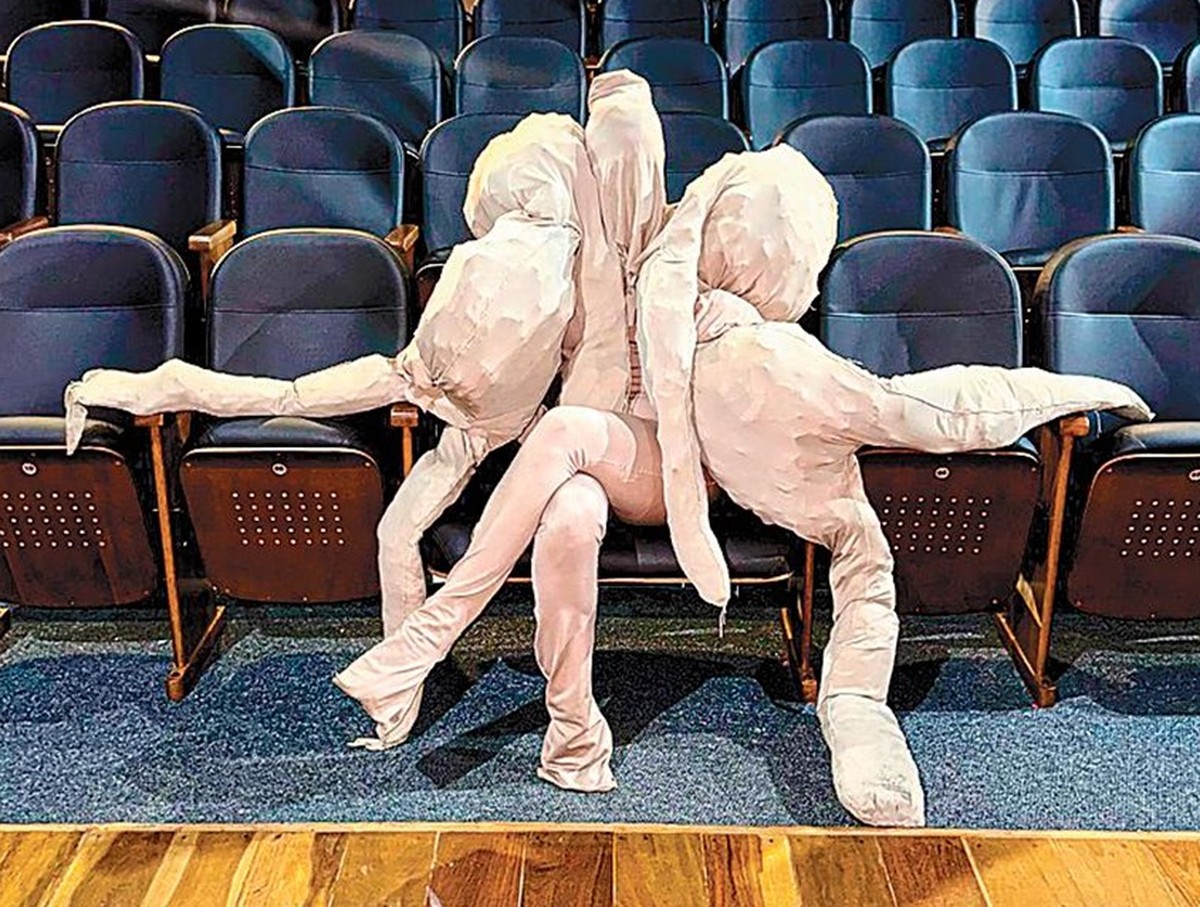 AzuLABula apresenta instalação inovadora de dança e vídeo em galeria de Copacabana Bonecos e memórias em apresentação da performer azuLABula (Foto: Divulgação)