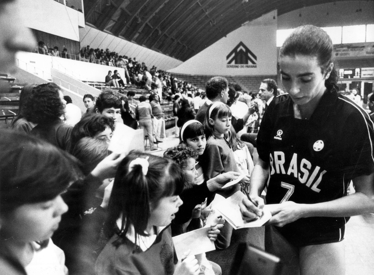 Descubra como a atividade física transformou minha vida e despertou minha paixão Isabel do vôlei, a primeira inspiração do colunista, em 1989 (Foto: Marcelo Régua/3-10-1989)