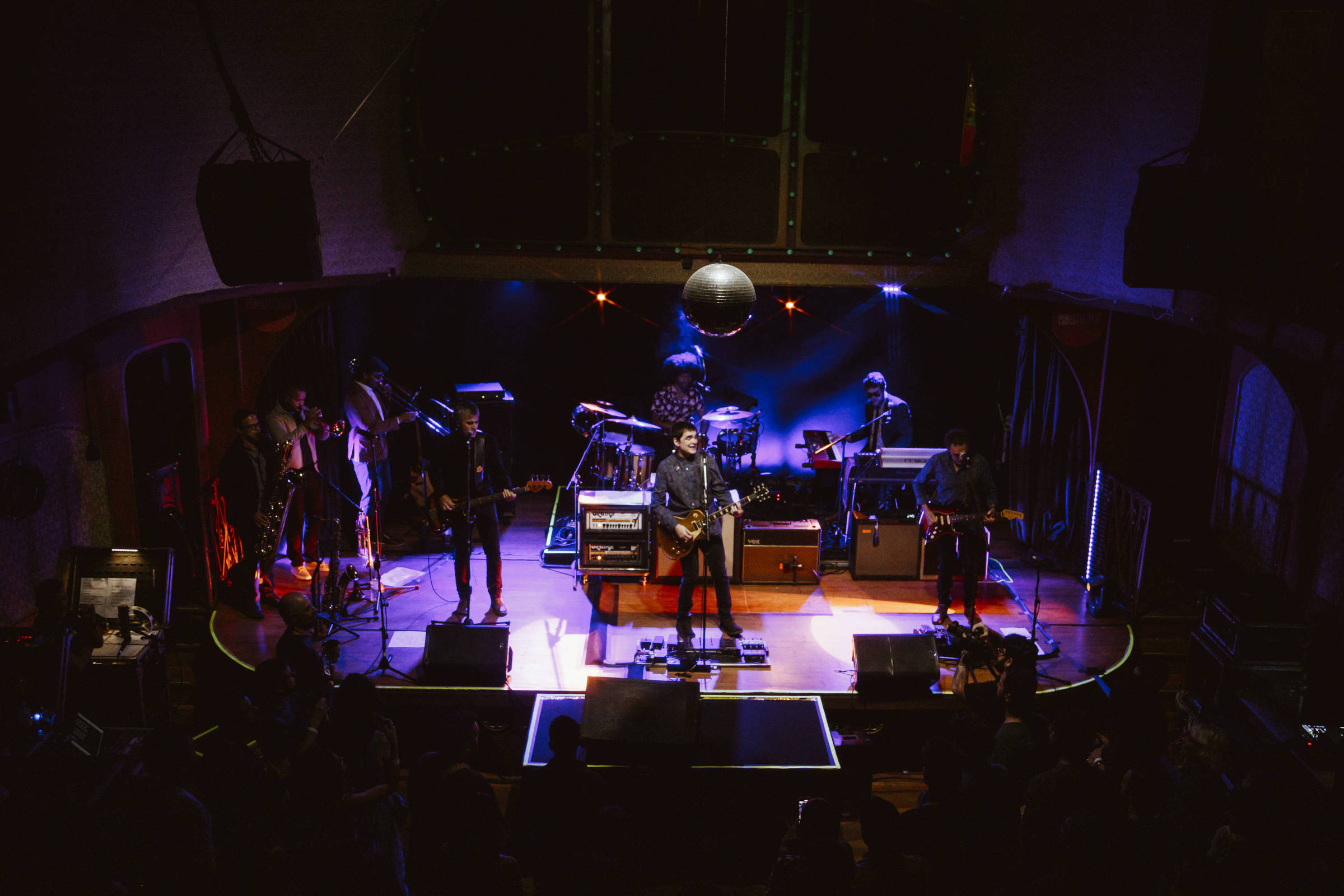 São Paulo comemora o Dia Mundial do Rock com locais para curtir o gênero Samuel Rosa no palco da Casa Rockambole (Foto: Andressa Baldoni/Divulgação)