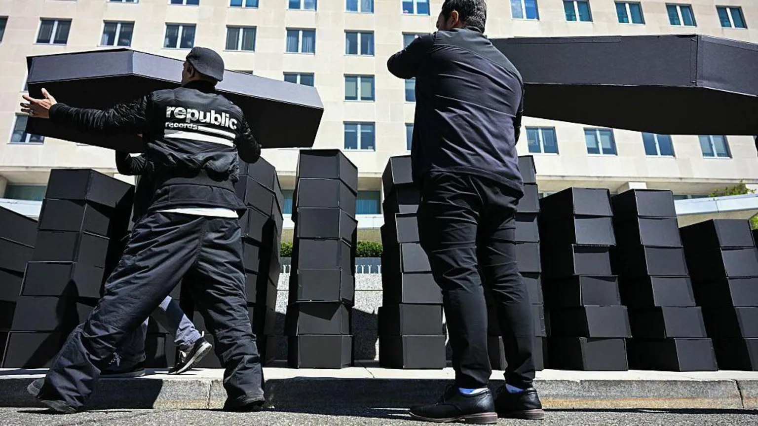 Senadores dos EUA garantem recursos para HIV/Aids em meio a cortes de gastos Demonstradores em Washington empilharam caixões vazios na rua em protesto contra cortes no financiamento de HIV/Aids nos EUA (Foto: Getty Images)