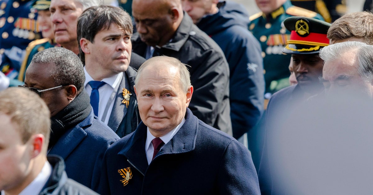 Presidente americano flexibiliza sanções e libera acesso a recursos russos Vladimir Putin, the president of Russia, during the Victory Day parade on May 9 (Photo: Nanna Heitmann/NYT)
Vladimir Putin, o presidente da Rússia, durante a parada pelo Dia da Vitória, em 9 de maio (Foto: Nanna Heitmann/NYT)