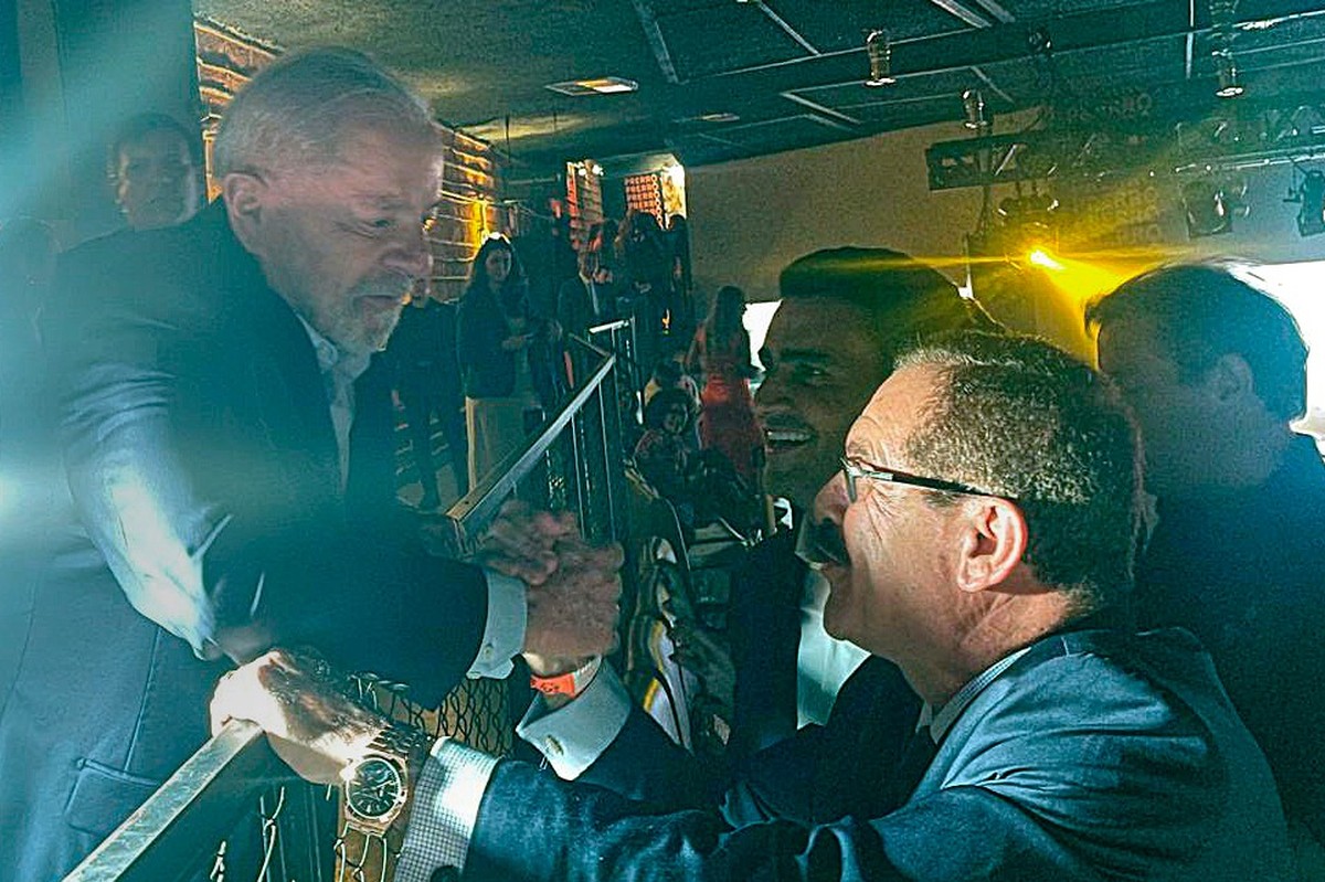 Lula indica familiar de prefeito de Maceió para vaga no Superior Tribunal de Justiça O presidente Lula conversa com o ministro do STJ Humberto Martins e o prefeito de Maceió, João Henrique Caldas (Foto: Reprodução)