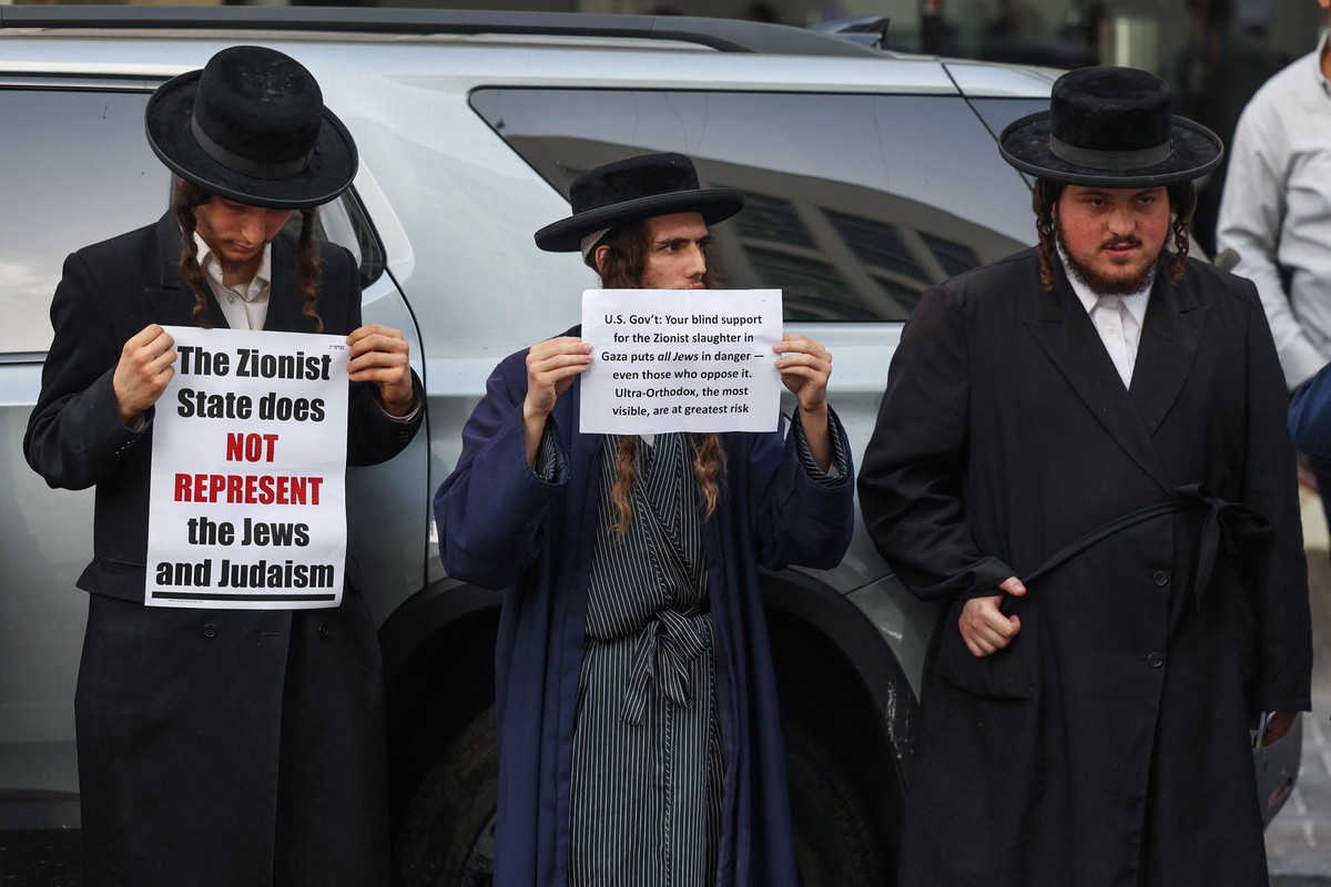 Judaísmo, Israel e Netanyahu: compreenda as diferenças e conexões entre eles Judeus ortodoxos protestam em Tel Aviv contra a guerra em Gaza (Foto: Ahmad Gharabli/AFP)