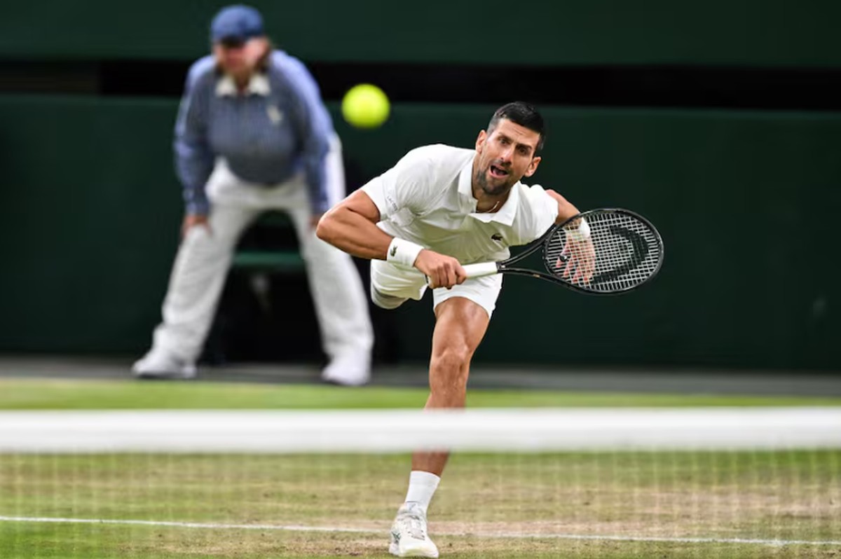 Debate sobre juízes de linha e inteligência artificial agita tradição de Wimbledon Novak Djokovic, em Wimbledon (Foto: ANDREJ ISAKOVIC / AFP)