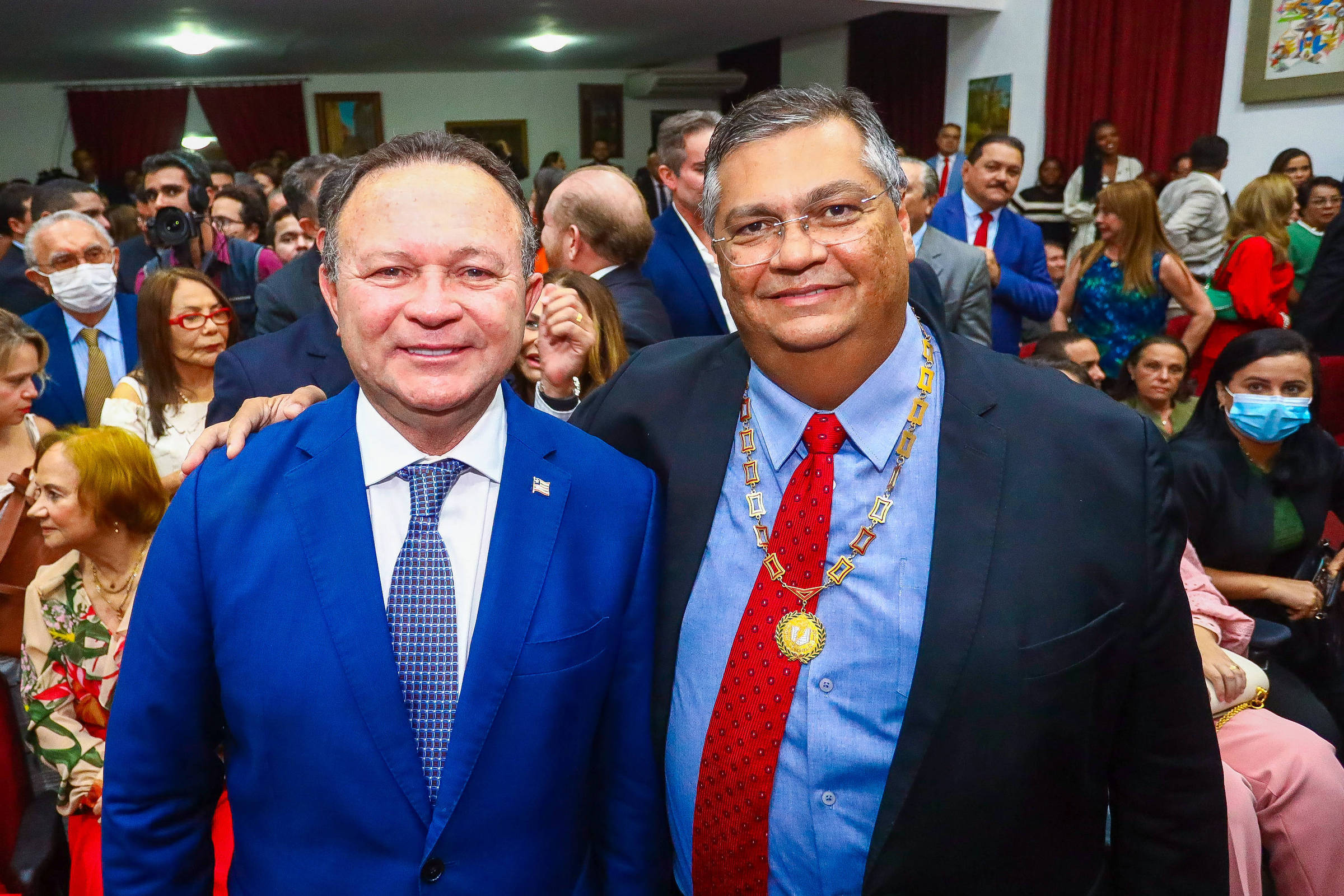 Conflito entre governador e ministro do STF se intensifica com nova liderança no PSB do Maranhão Governador Carlos Brandão (PSB) participa da posse de Flávio Dino na Academia Maranhense de Letras em dezembro de 2022 (Foto: Gilson Teixeira/Divulgação Governo do Maranhão)