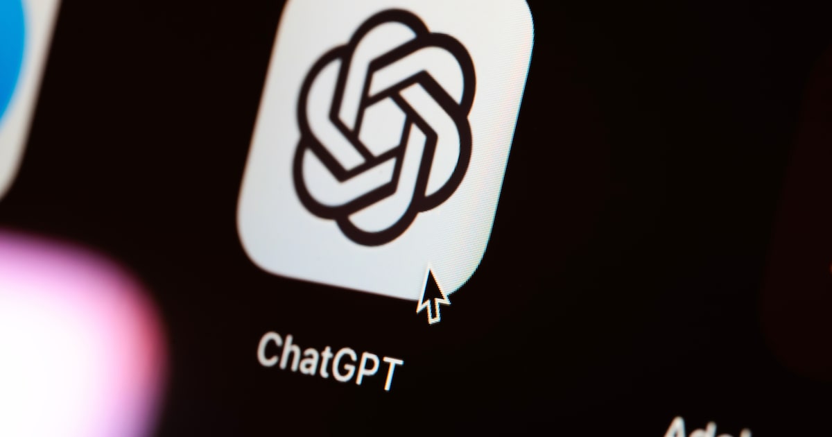 Conversas com ChatGPT podem ser indexadas no Google; saiba como proteger sua privacidade Close-up do logo do aplicativo ChatGPT em uma tela de computador com interação do cursor, exibido em um layout digital moderno (Foto: Adobe Stock)