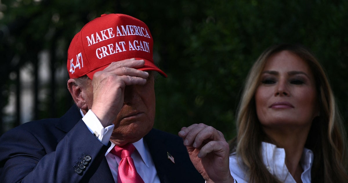 Imagem do dia 4 mostra o presidente dos EUA, Donald Trump, com um boné do movimento MAGA. Apoiadores do presidente se voltaram contra ele no caso Epstein (Foto: Brendan Smialowski/AFP)